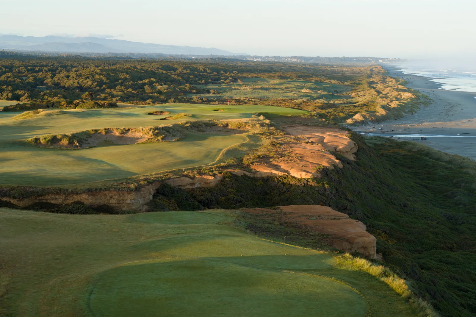 The 16th at Bandon Dunes along the edge of the Pacific